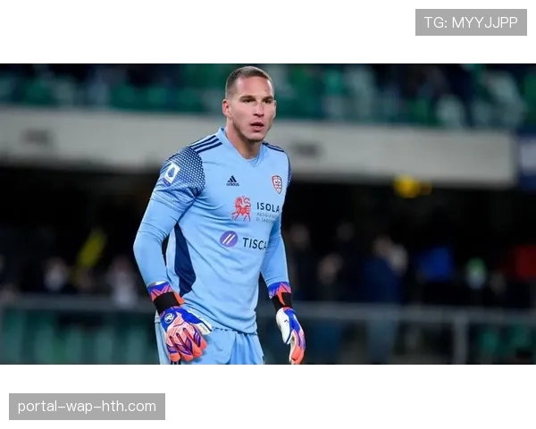 卡利亚里训练开放日，拉涅利带领球队重点演练5-3-2防反阵型的转换进攻