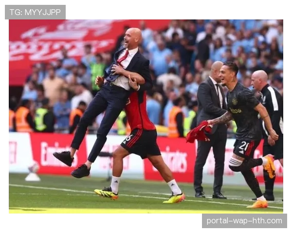 终场哨响,提前保级成功的波鸿球员与远征球迷疯狂庆祝 终场哨响,提前保级成功的波鸿球员与远征球迷疯狂庆祝